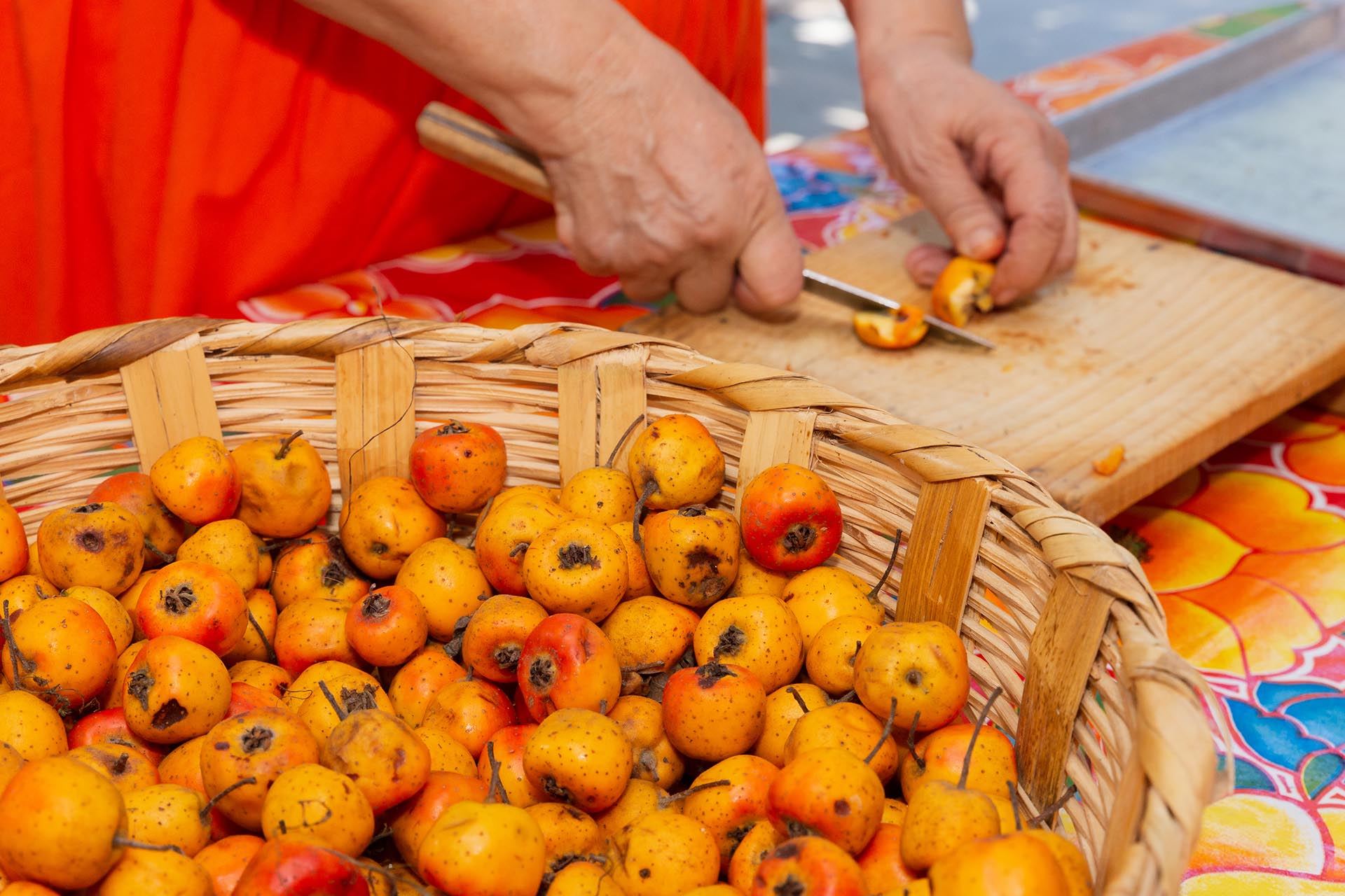 Licor tradicional de tejocote servido en jarra de vidrio, elaborado artesanalmente en Cuicatlán, Oaxaca