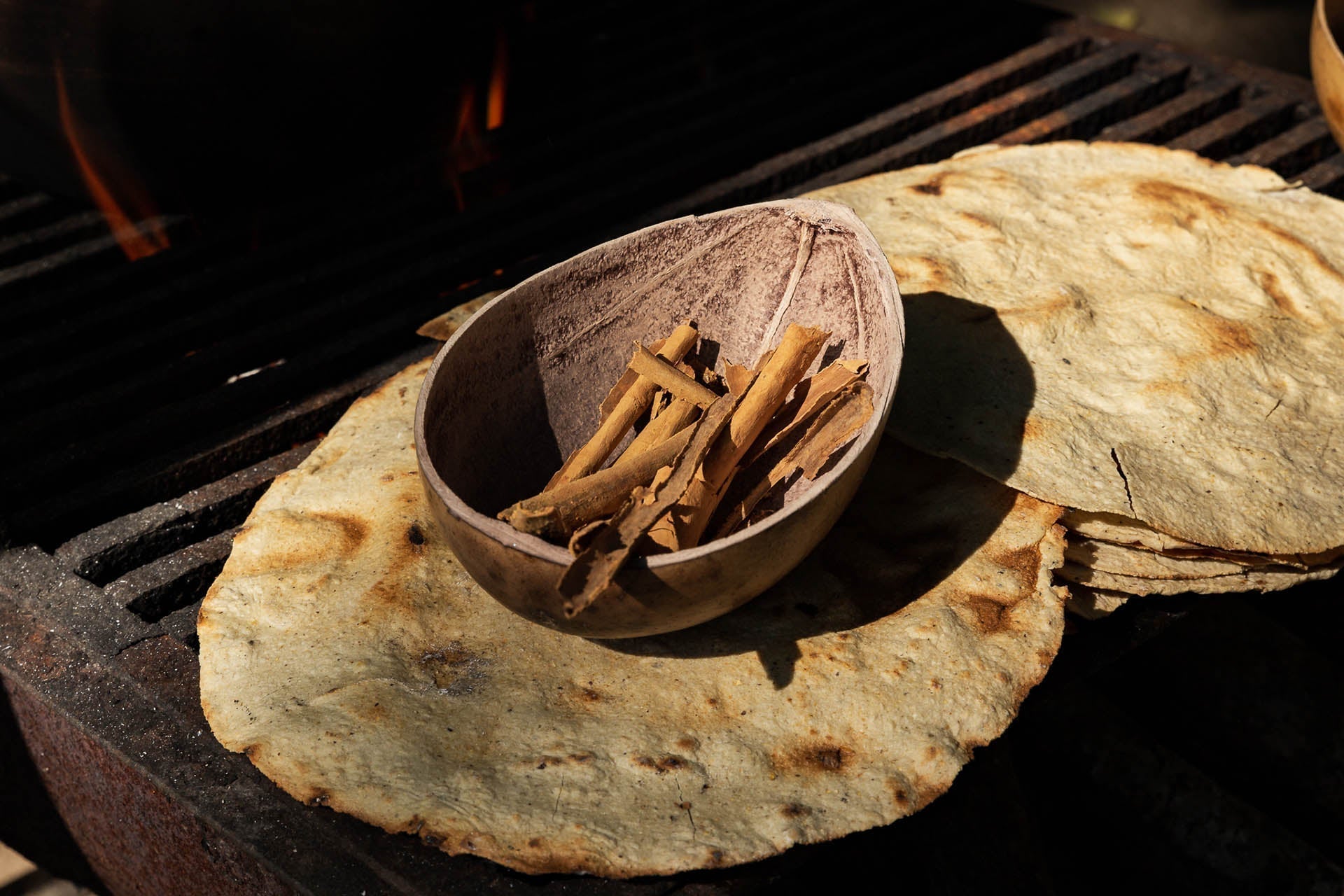 Atole de tortilla quemada: el sabor del maíz que no se desperdicia
