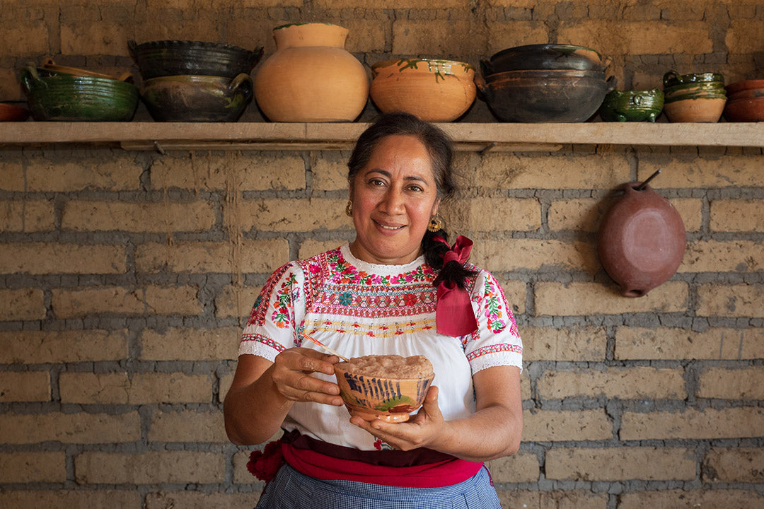 Carina Santiago preparando chocolateatole con pataxte en Teotitlán del Valle, Oaxaca.