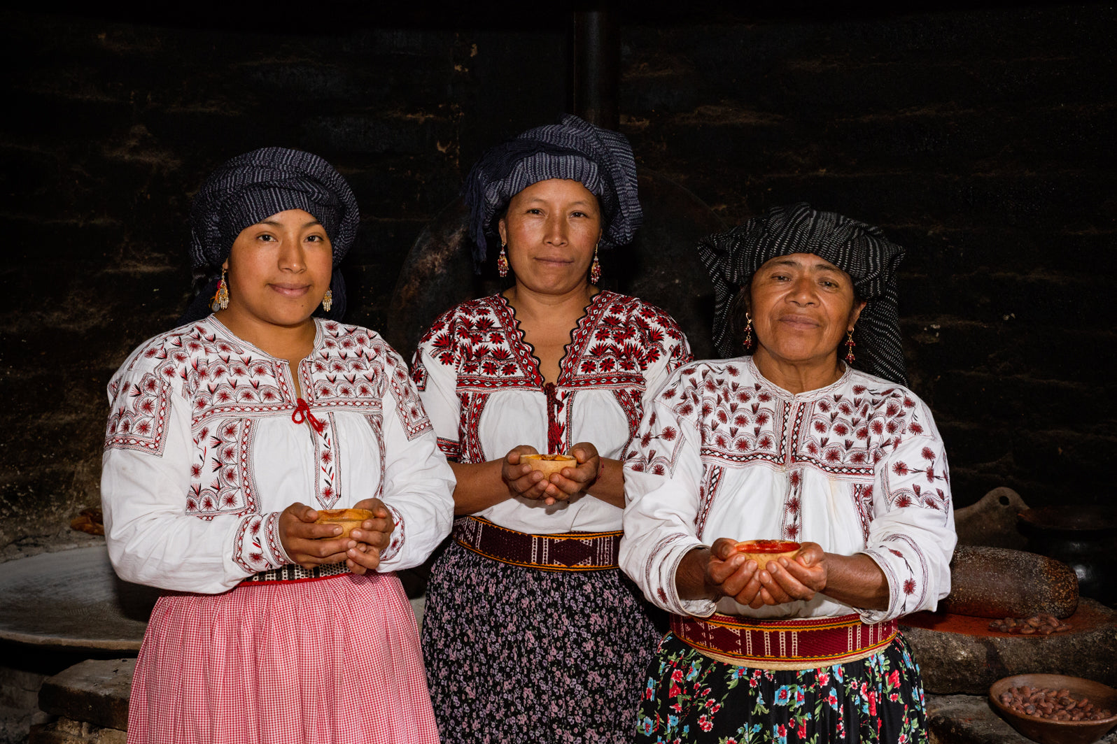 Tres mujeresmixes de Santa María Tlahuitoltepec, Oaxaca, tepache con rojo bebida ceremonial.