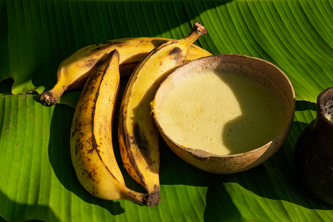 preparando atole de plátano macho en una olla de barro en Huatulco.