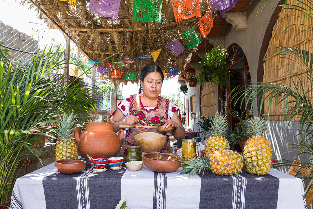 Vaso de cerveza de piña tradicional de Tlacolula preparado con pulque y piña fermentada