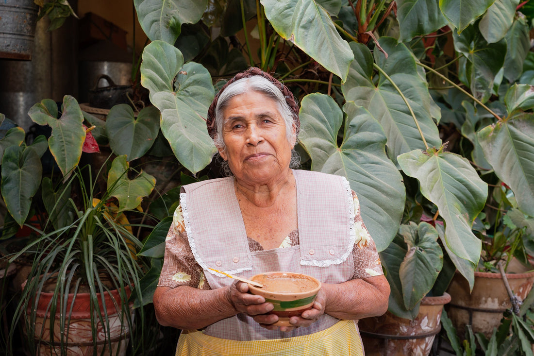 Chocolate atole servido en jícara, con espuma de cacao, preparado artesanalmente por María Luisa López en San Antonino Castillo Velasco, Oaxaca.