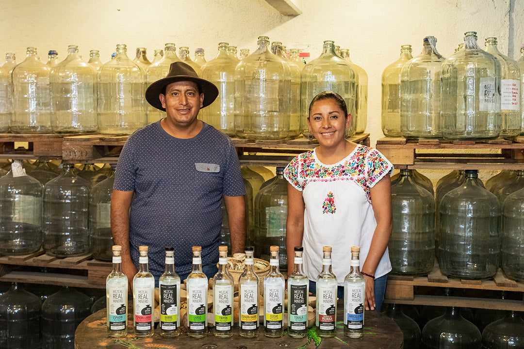 Graciela y Edgar Ángeles Carreño en el palenque de Mezcal Real Minero en Santa Catarina Minas.