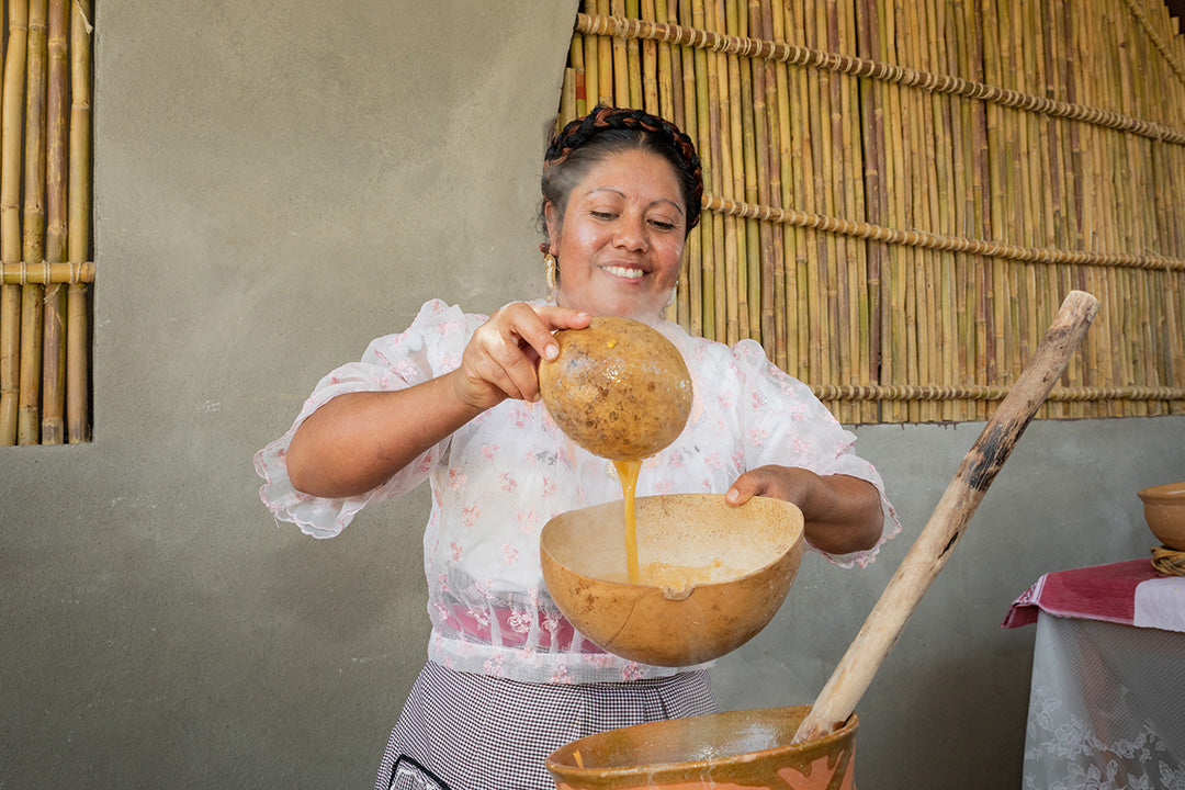 aza de atole de panela caliente servida en la mañana en Tlacolula, Oaxaca.