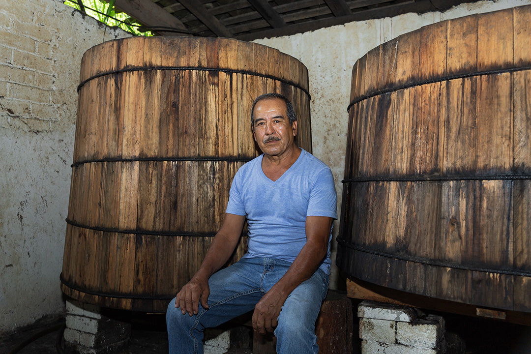 Don Chucho destila aguardiente artesanal en su alambique tradicional en El Sesteadero, Putla, Oaxaca.