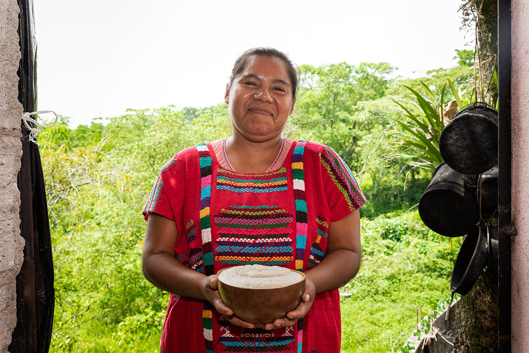 Mujer preparando popo con espuma en San Lucas Ojitlán, Oaxaca.