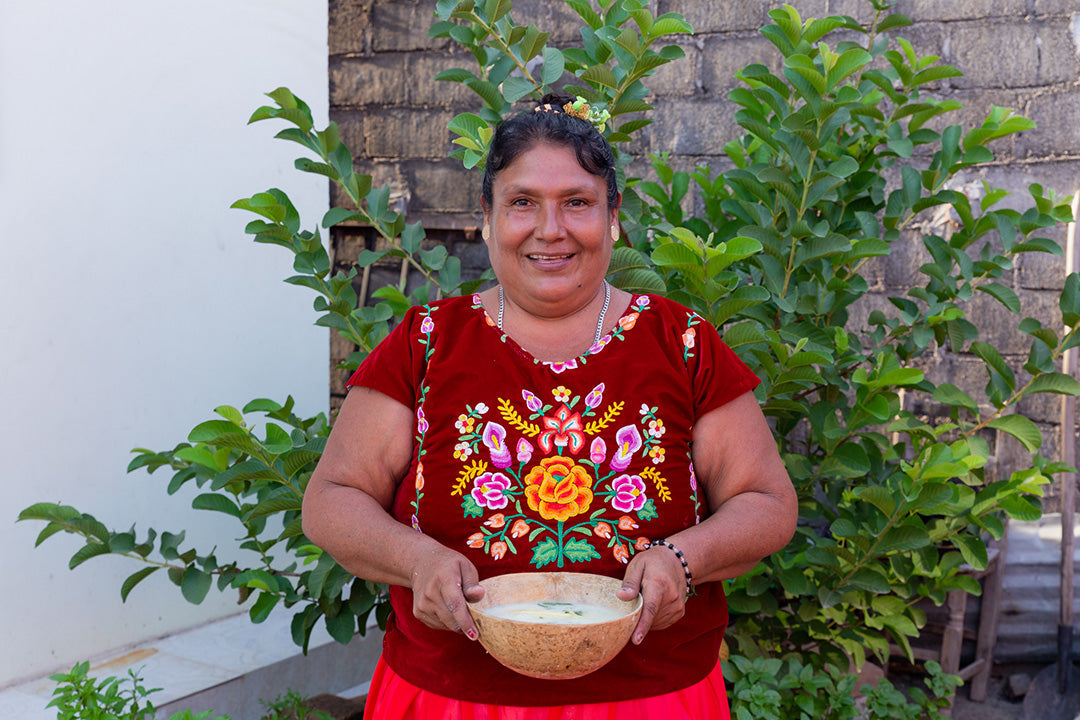 Florina Manuel López prepara chileatole con maíz y chile piquín en Asunción Ixtaltepec, Oaxaca.